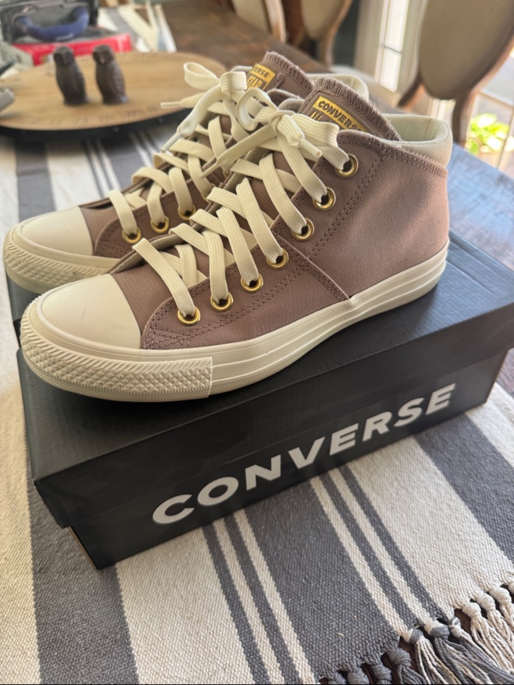 Converse Low Top Sneakers in Dusty Rose with Gold w sz 7
